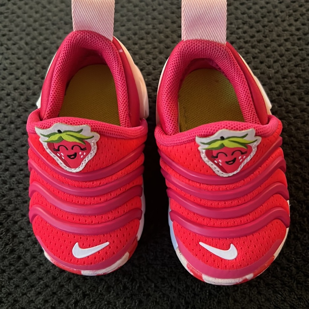 NWOT Nike Baby Dynamo Go Flyease SE Strawberry Swirl - Sz 3C - Picture 3 of 5